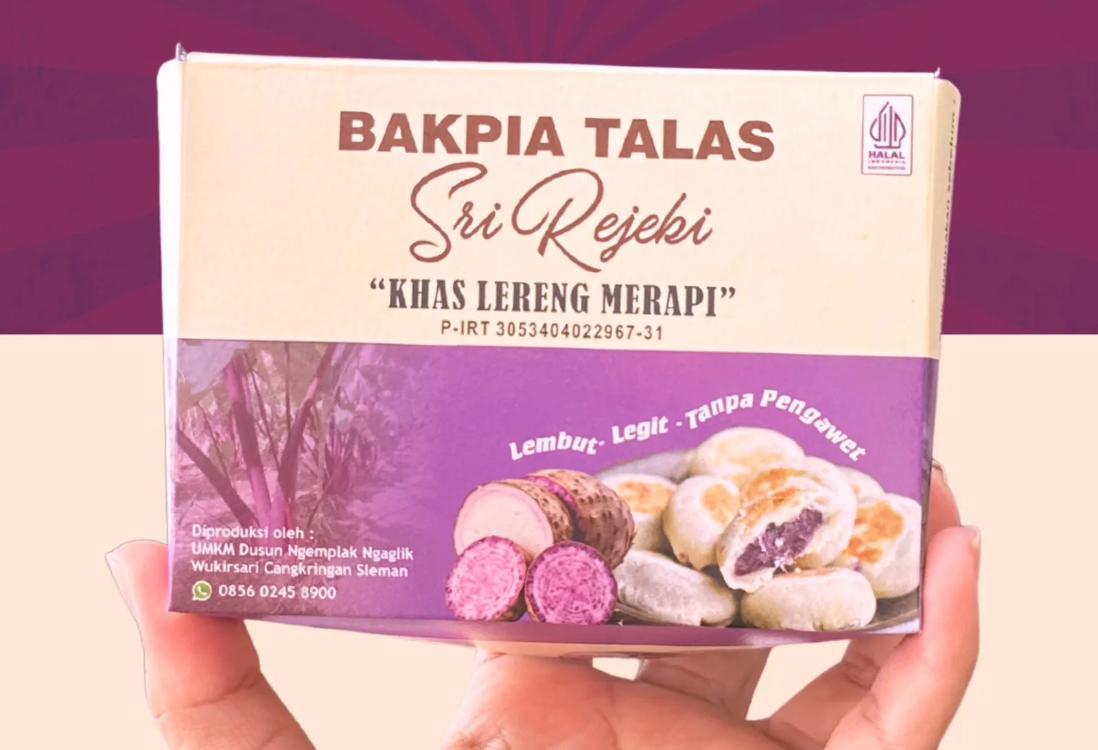 Box Bakpia Talas Sri Rejeki dipegang di telapak tangan